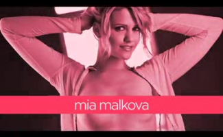 Mia Malkova Está Chupando Seu Lindo Passo Pingente Hard Dick Enquanto Se Ajoelha No Chão