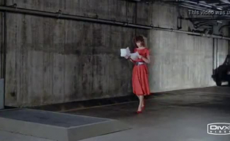 Mulher De Cabelo Vermelho Com Buceta Raspada é Usando Uma Alça Na Frente Da Câmera