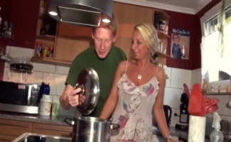 Mãe Sexy Madura De Cfnm Agradando Uma Salsicha Na Cozinha