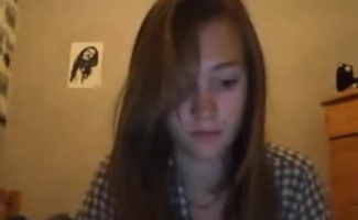 Adolescente Francesa Exibe Sua Bichana Peluda Em Vídeo Ao Ar Livre, Inspirada Por Shemale
