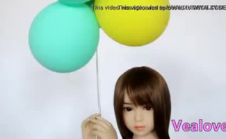 Uma Garota Asiática Sexy Está Adquirindo Seu Brinquedo Favorito No Fundo De Sua Buceta Raspada