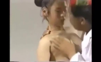 O Japonês Está Fodendo Duas Garotas Bonitas E Recebendo Uma Massagem Delas, Ao Mesmo Tempo