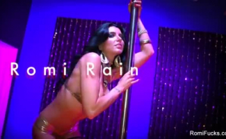 Stripper Morena Sexy Usando Um Minúsculo Vibrador.