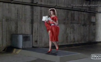 Mulher De Cabelo Vermelho, Zoey Monroe Está A Brincar Com A Sua Rata, Enquanto Está Sozinha No Quarto.