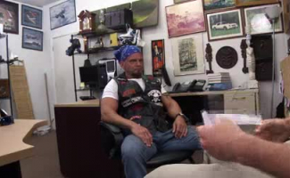 Motociclista Gay Tatuado Chupando Pau Duro