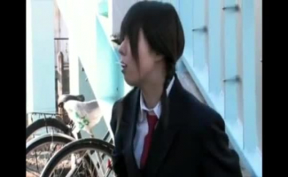 Schoolgirl Japonês Bonito Cumsprayed Depois De Soprar O Indivíduo Velho.