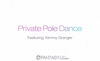 Kimmy Granger Está Tendo Um Orgasmo Intenso Ao Ser Pregada Em Sua Enorme Cama.