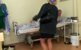 Enfermeira Desagradável Está Usando Vestido Sassy Enquanto Perfura Suavemente A Bunda Do Seu Cliente Com Um Enorme Dildo