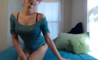 Adorável Garota Em Blusa Com Estampagem Animal, Marie McCray Está Brincando Com Sua Buceta Perfeitamente Raspada No Sofá.
