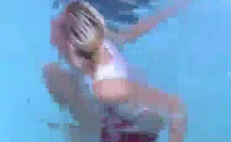 Anônimo Adolescente Nadando Com óleo Líquido