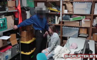 Policial Ataca Escravo Adolescente Calmo Como Ela Derrame Galo Durante O Bloqueio