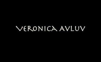 Veronica Avluv Leva Pau Profundo Em Seu Cunny Molhado Tornando-o Profundo