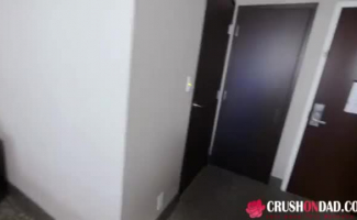 Kiara Cole Está Recebendo Uma Massagem Que Inclui Um Passeio De Banheiro Público, Em Um Quarto De Hotel