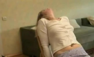Mulher Russa Está Usando Vestido Apertado Enquanto Se Prepara Para Ter Sexo Casual Com Sua Filha