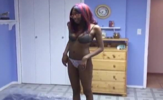 Redhead Ebony Girl Está Dando Boquetes Desleixados Para O Namorado, Em Um Quarto De Hotel