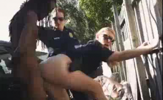 Policiais Quentes Comemoram Fodido Por Milf Rosa No Ciclone