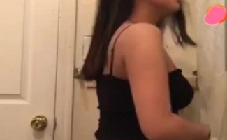 Adolescente Latina Sexy Tira Seu Vestido De Látex Apertado E Desce No Chão