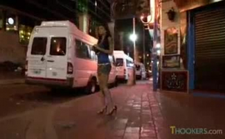 Nasty Street Whore Recebe Sua Buceta Peluda Fodida Por Um Turista