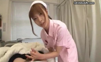 Enfermeira Asiática Doce Dando Cabeça