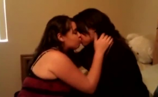 Lésbicas Estão Fazendo Amor Enquanto Seus Parceiros Estão Observando-os E Dedilhando A Buceta Um Do Outro.