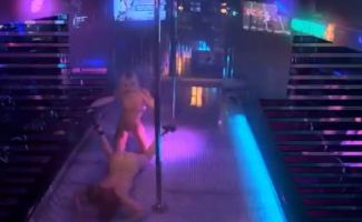 Strippers Adolescentes Sexy Estão Empurrando A Van Da Vítima Para O Limite Completo Do Disco E Lambendo Suas Bolas.