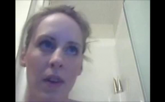 Adolescente De Olhos Azuis Se Masturba Por Webcam