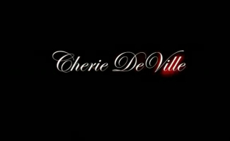 Cherie Deville Está Tendo Seu Primeiro Trio, Porque Ela Precisa Chupar Tanto Pau