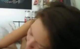 Chick Asiático Quente Recebe Um Grande Facial Enquanto Recebe Sua Buceta Apertada Dedos Em Um Escuro